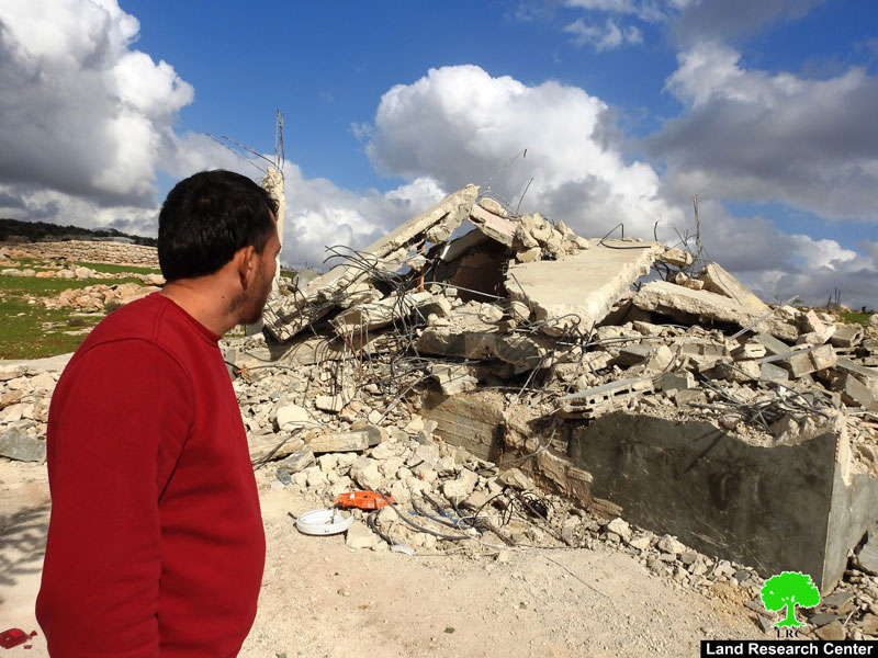 هدم مسكن مواطن وإخطار شبكة كهرباء في بلدة إذنا غرب الخليل