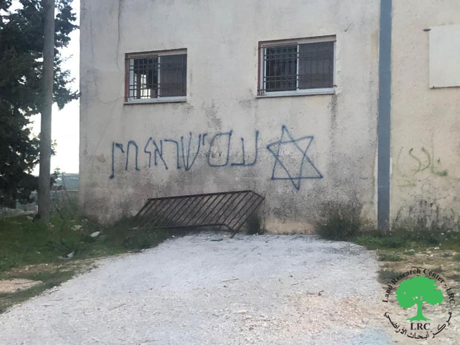 إعطاب إطارات مركبات وخط شعارات تحريضية في قرية اسكاكا / محافظة سلفيت