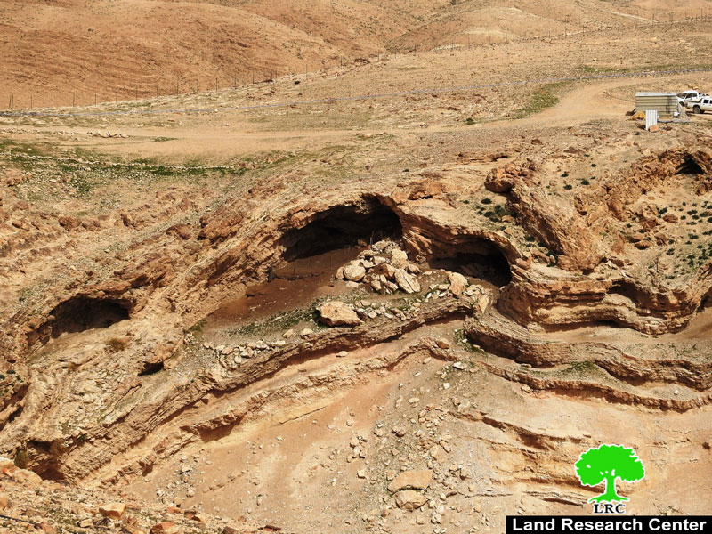 إخطارات بوقف العمل في مساكن ومنشآت بخربة أم الدرج ببادية يطا جنوب الخليل