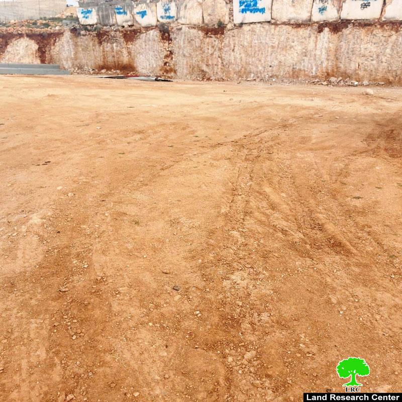 إخطار بوقف العمل في قطعة أرض بخربة قلقس جنوب الخليل