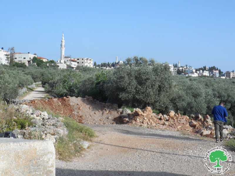 الاحتلال الاسرائيلي يغلق طريق زراعي فرعي في بلدة ديرستيا / محافظة سلفيت