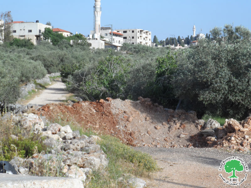 The Israeli Closes Off a Road in the town of Deir Istiya -Salfit Governorate