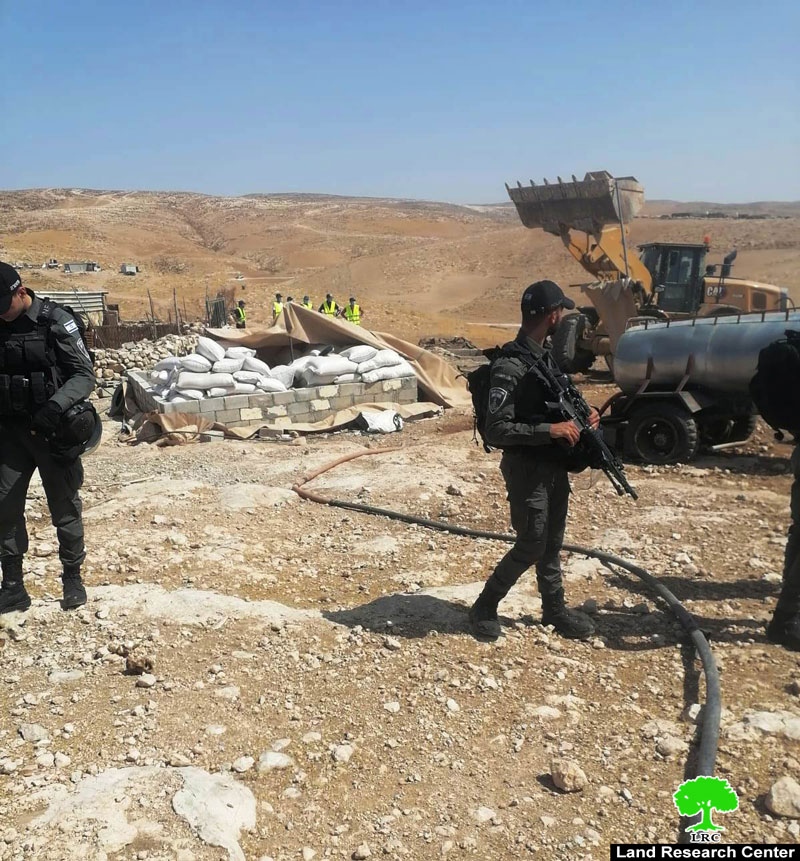 للمرة الثالثة منذ مطلع العام, الاحتلال يهدم مساكن ومنشآت المواطنين بقريتي الفخيت والمركز شرق يطا / محافظة الخليل