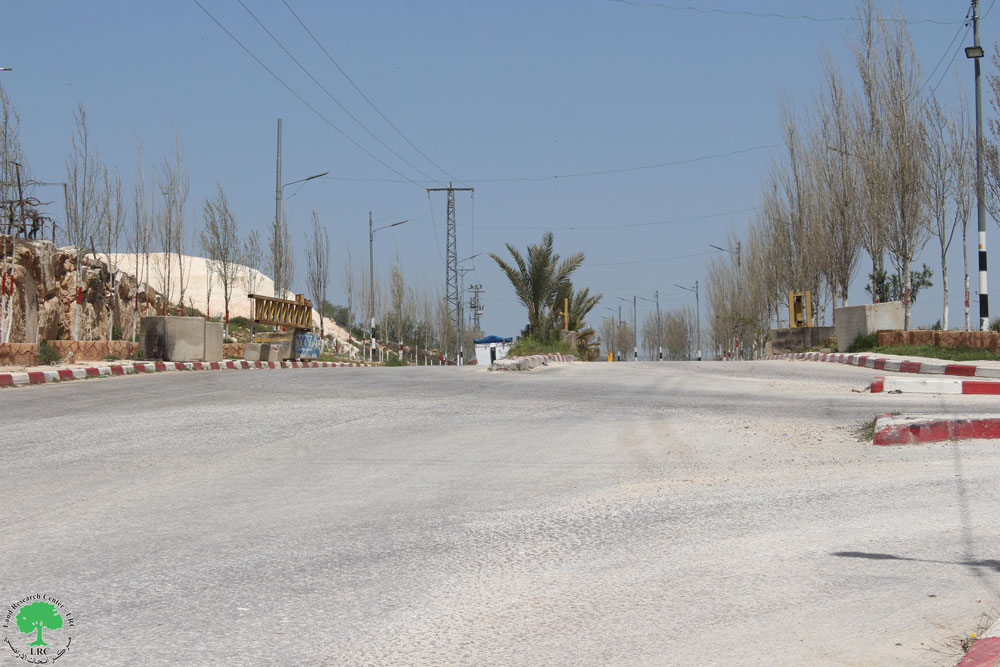 نصب بوابة حديدية على مدخل بلدة بيت فجار في محافظة بيت لحم