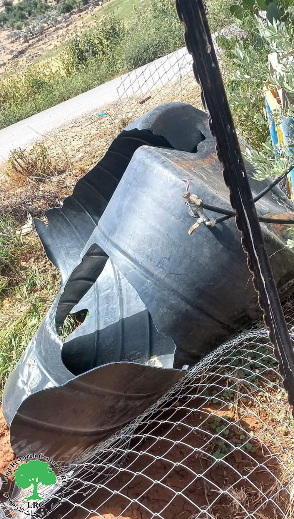 المستعمرون يثقبون خزانين للمياه في قرية المغير بمحافظة رام الله