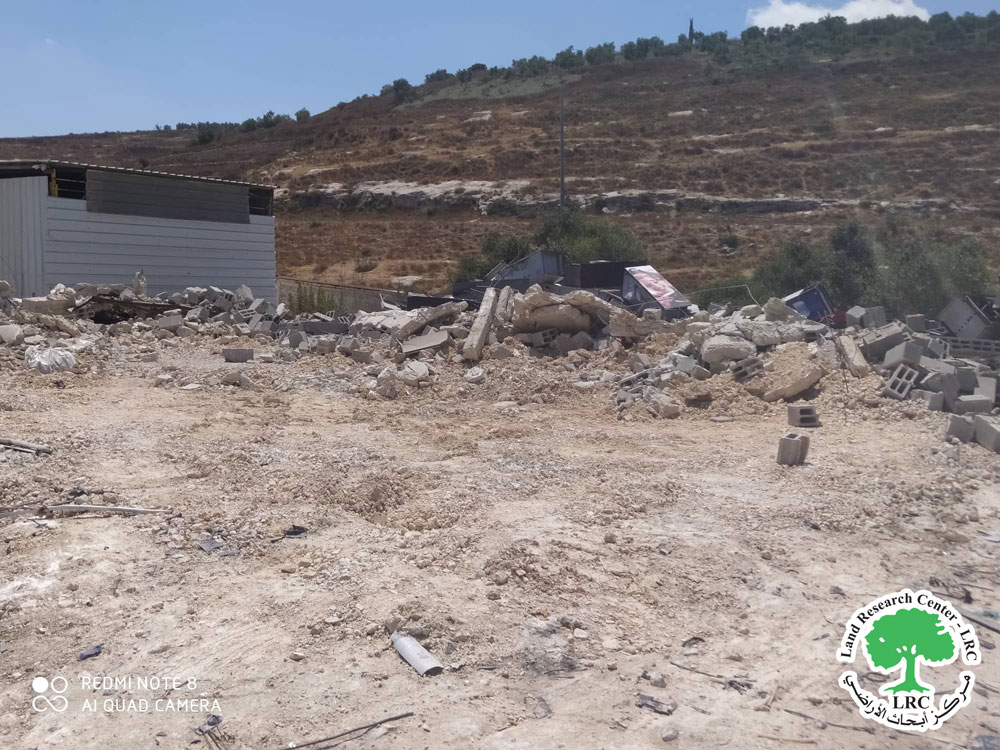 الاحتلال الاسرائيلي يهدم ورش تجارية الى الجنوب من مدينة جنين