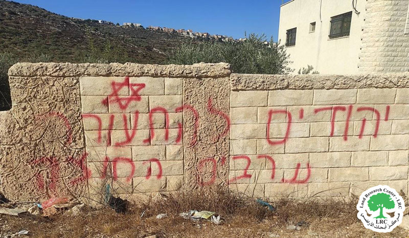 خط شعارات تحريضية وإعطاب اطارات أربع مركبات في قرية مردا / محافظة سلفيت