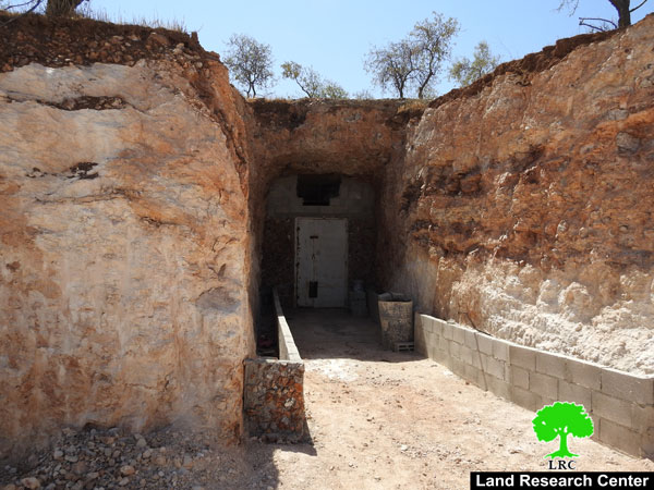 إخطار بوقف العمل في كهف وبئر مياه زراعي بقرية البويب شرق يطا جنوب محافظة الخليل