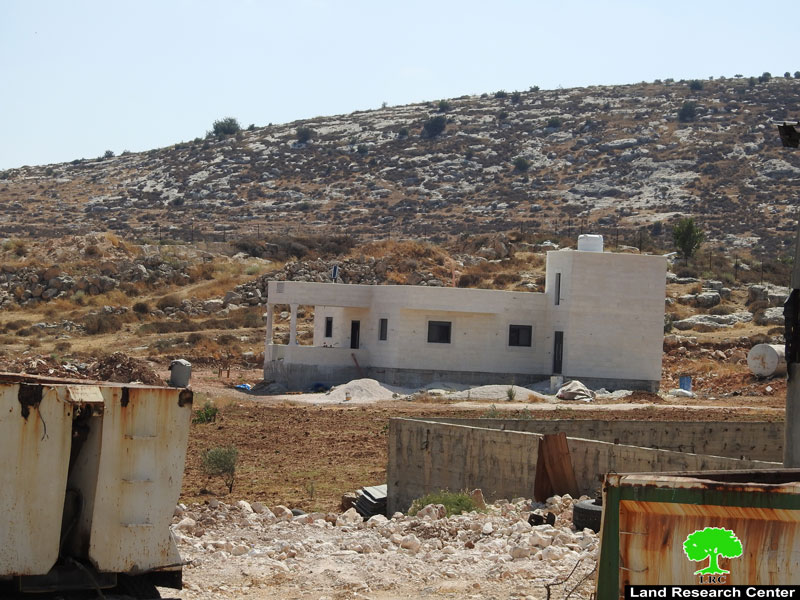 إخطارات بوقف العمل والبناء في منزل ومنشآت صناعية بقرية عبدة جنوب الخليل