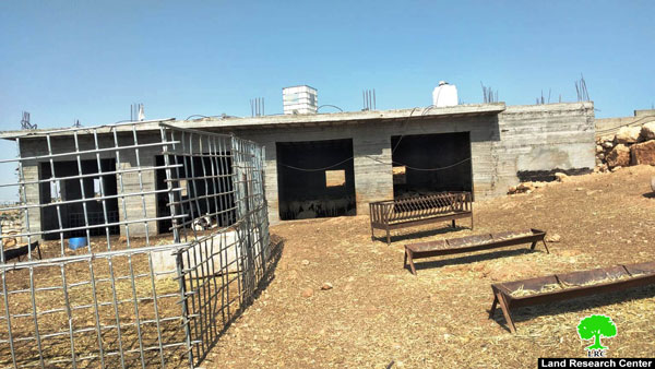 إخطار بوقف العمل في منشأة زراعية بقرية البويب شرق يطا بمحافظة الخليل