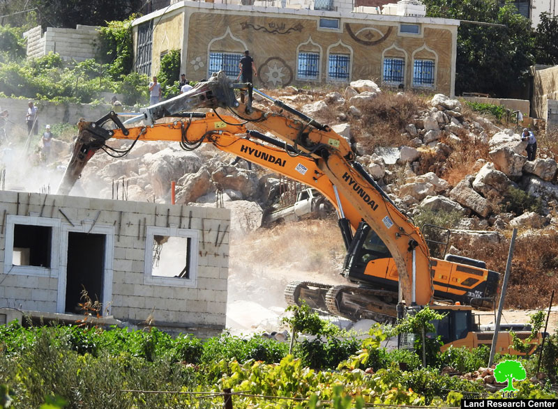 الاحتلال يهدم منزل عائلة عيدة شرق الخليل ويشرد ساكنيه