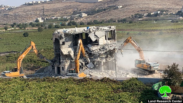 الاحتلال يهدم مبنى المواطن عزام جابر في البقعة شرق مدينة الخليل