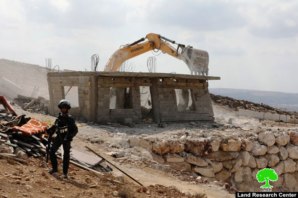 للمرة الثالثة: الاحتلال يهدم مسكن عائلة الحروب في” خلة طه” غرب الخليل