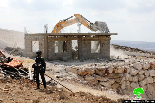 للمرة الثالثة: الاحتلال يهدم مسكن عائلة الحروب في” خلة طه” غرب الخليل