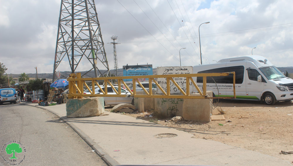 نصب بوابة حديدية على مدخل قرية حوسان في محافظة بيت لحم