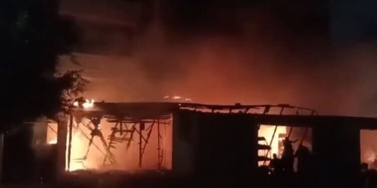 إسرائيل تحول الفرح إلى رماد: حريق عمدي يلتهم محل حلويات في طمون