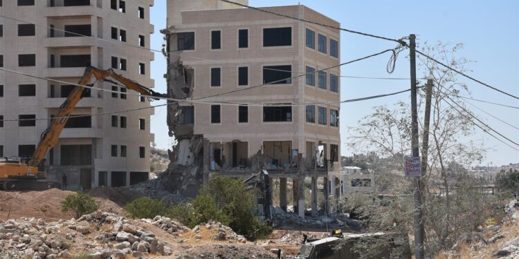 تصعيد إسرائيلي جديد: الاحتلال يهدم مبنى في بيت لحم ويواصل سياسة التطهير المكاني